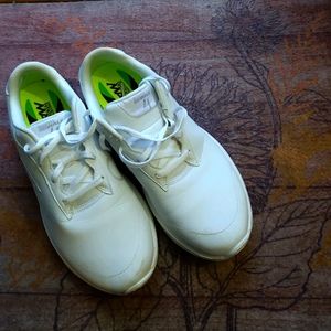 SKECHERS GOGA  MAX- size 7